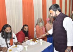 જિલ્લા કલેકટર એ પોતાના હાથે સાધુ સંતોને ભોજન પીરસીને તેમના આશીર્વાદ મેળવ્યા