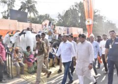 રાજ્યમંત્રી એક ગિરનાર દરવાજાથી મહાશિવરાત્રીના મેળામાં મહાલતા ભાવિકોની વચ્ચે પગપાળા ચાલીને ભવનાથ મહાદેવ મંદિર ખાતે દર્શનાર્થે પહોંચ્યા