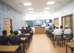 લાજપોર મધ્યસ્થ જેલ ખાતે ધો.૧૦ અને ૧૨ બોર્ડની પરીક્ષાઓ આપનારા કુલ ૨૧ બંદીવાનોને શુભેચ્છા પાઠવતા નાયબ અધિક્ષક એ.એચ.રાજપુત