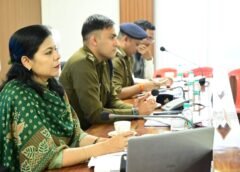 होली 2026 को लेकर वैशाली में जिला स्तरीय शांति समिति की बैठक करते हुए जिलाधिकारी श्रीमती वर्षा सिंह की सौहार्द बनाए रखने की अपील