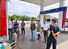 નાગરિકોએ ખોટી અફવાઓથી દોરવાઈને પેટ્રોલ પંપો પર ભીડ ન કરવા જિલ્લા વહીવટી તંત્ર દ્વારા અનુરોધ કરવામાં આવ્યો છે. જિલ્લા કલેક્ટર અનિલકુમાર રાણાવસિયાના નિર્દેશ મુજબ તંત્ર દ્વારા સતત મોનિટરિંગ