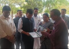 મનસુખભાઈ માંડવિયાએ ઘેડ પંથકના વરસાદી પાણી ભરવાનો કાયમી ઉકેલ આવે તે માટે તંત્ર દ્વારા નદીઓને ઊંડી ઉતારવા સહિતની કામગીરીનું નિરીક્ષણ કર્યું