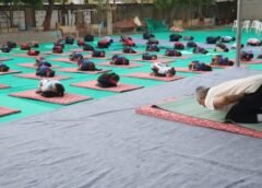 રાજ્યપાલએ ભુજ તાલુકાના કોડકી ગામની શાળામાં વિદ્યાર્થીઓ અને ગ્રામજનો સાથે કર્યા યોગ અને પ્રાણાયામ